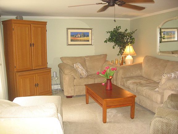 living room w/bow window