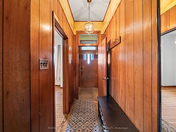 4th image of 44 Golden Ave