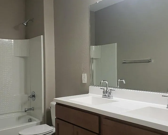 BATH 2 - DOUBLE SINKS