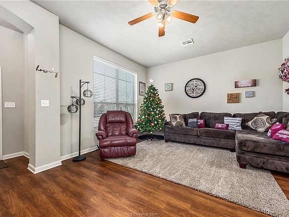 3rd image of 2031 Autumn Lake Dr