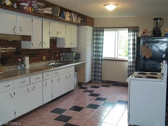 2nd image of 2743 Station St