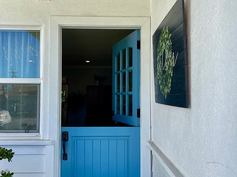 571 Park Dr — Photo 2