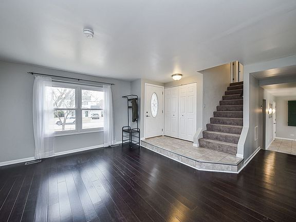 2nd image of 2S581 Cynthia Dr