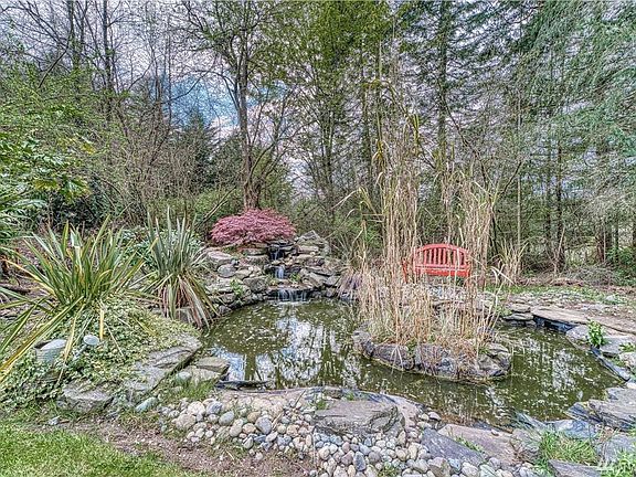 4th image of 706 33rd Ave NW
