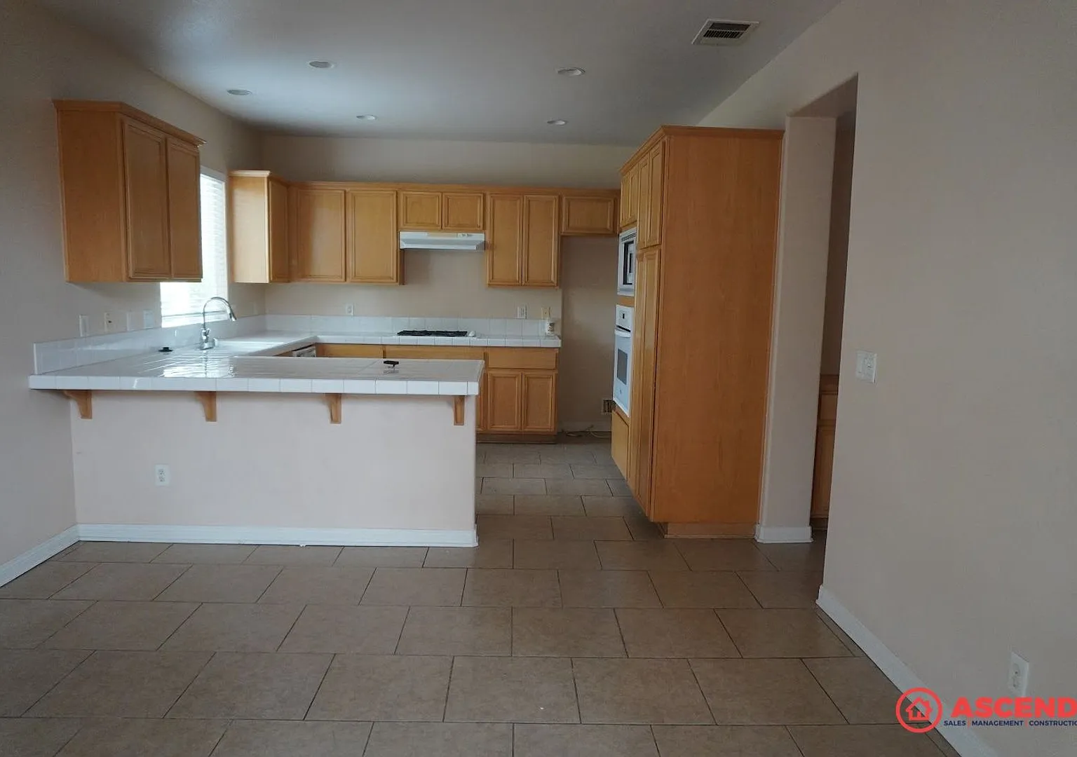 Charming 4-Bedroom, 2.5-Bath Home in 93311 Gardener Included! — Photo 3