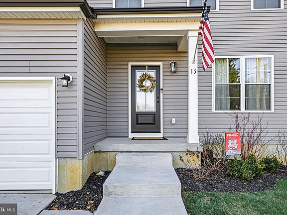 5th image of 15 String St