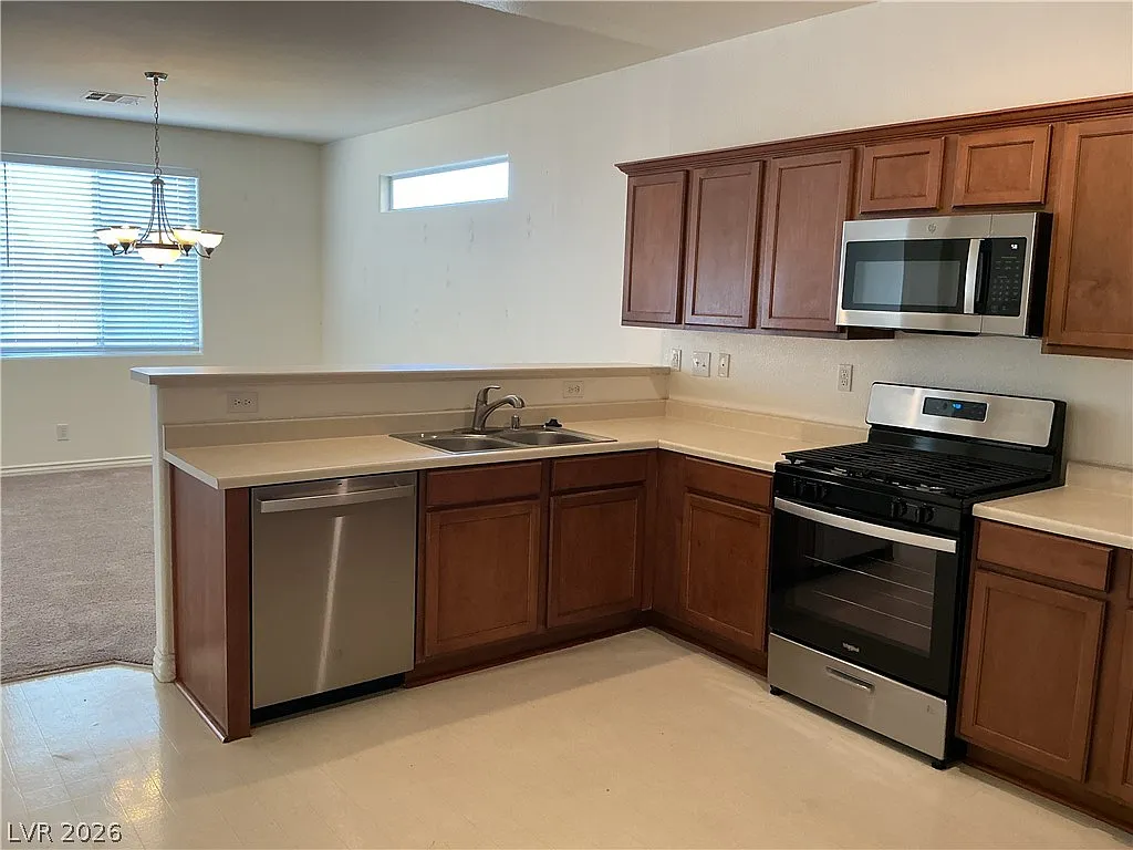 4 bed, 2.5 bath, 2206 sqft, $2,050 — Photo 3