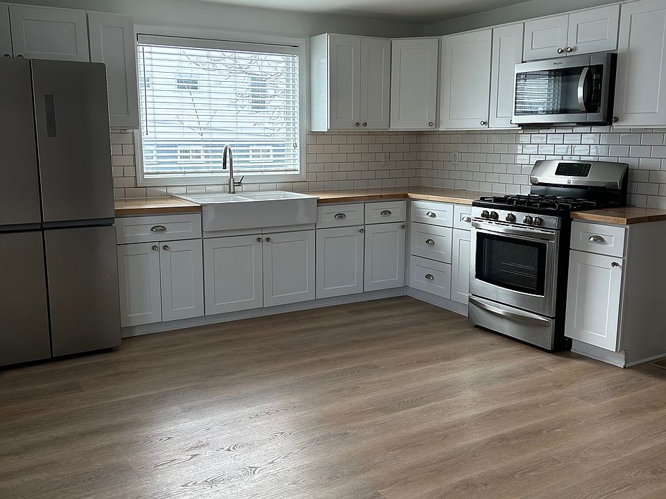 kitchen w/ gas stove