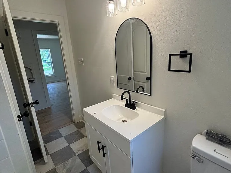 1601 Traffic St — Photo 11