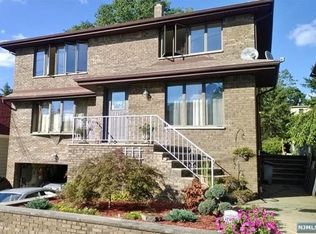 541 Art Ln, Ridgefield, NJ 07657