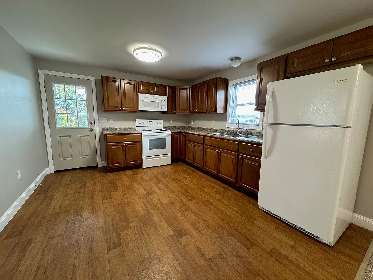 2 bed, 712 sqft, $1,900 — Photo 4