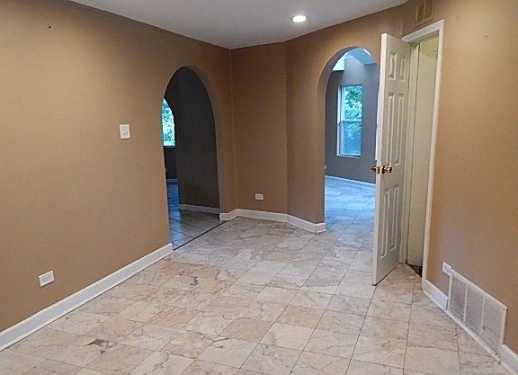 3rd image of 1055 W Palatine Rd