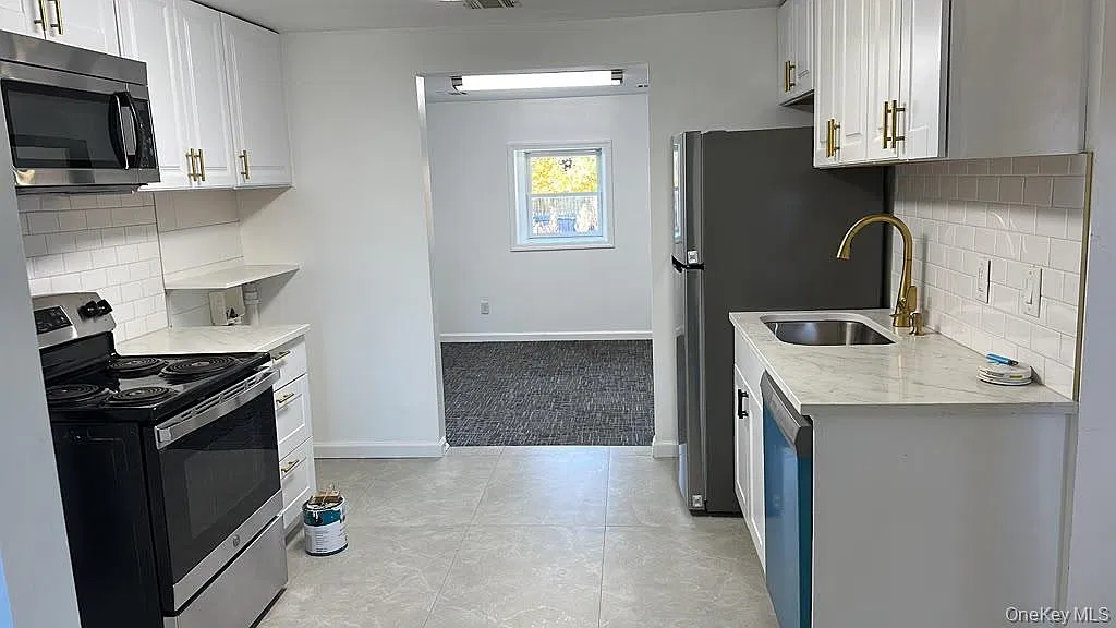 4 bed, 2.0 bath, 2815 sqft, $3,950 — Photo 3