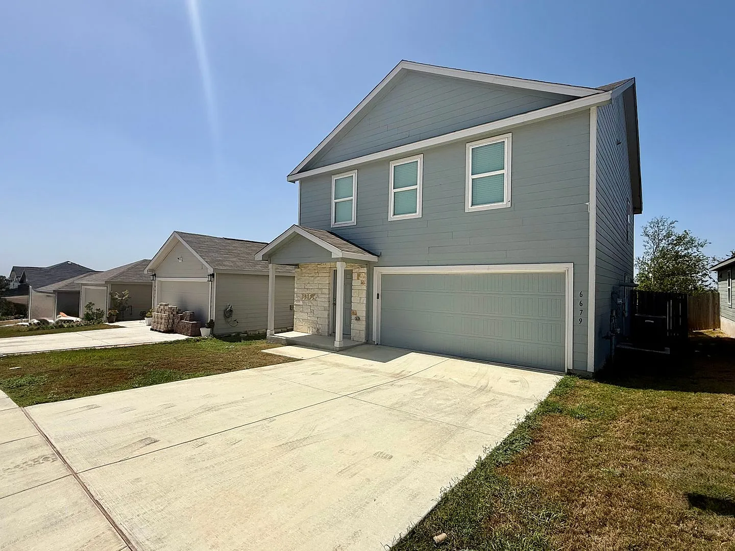 Stunning 4- bedroom, 2.5 bathroom home in Converse! — Photo 3