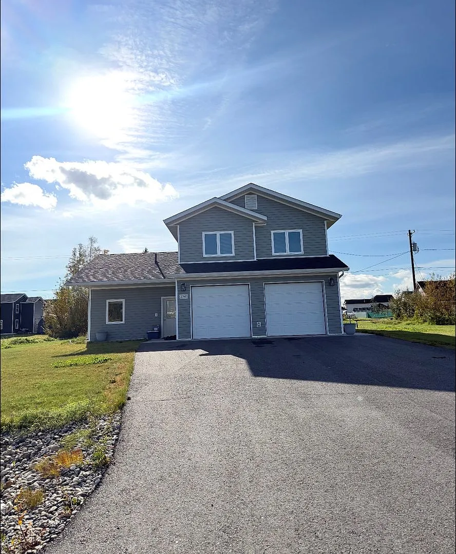 3 bedroom home in North Pole / 2 car garage / On city water — Photo 1