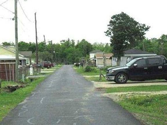 Exterior Neighborhood (street photo)