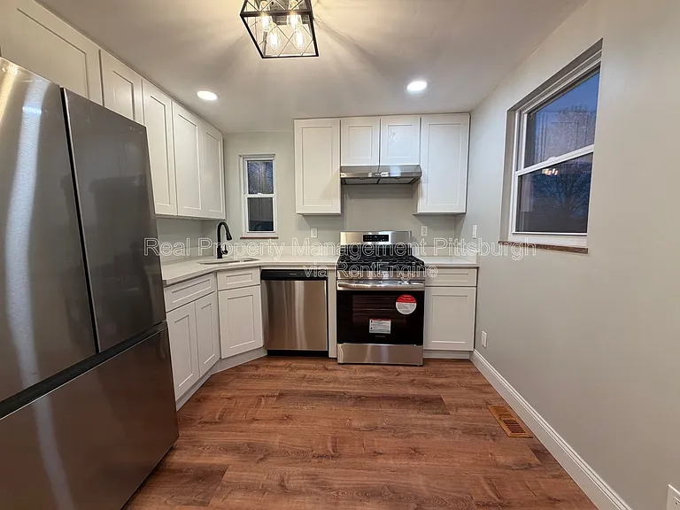 1053 Edward Dr — Photo 5