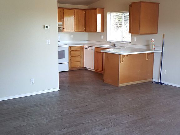 Looking from Livingroom into kitchen