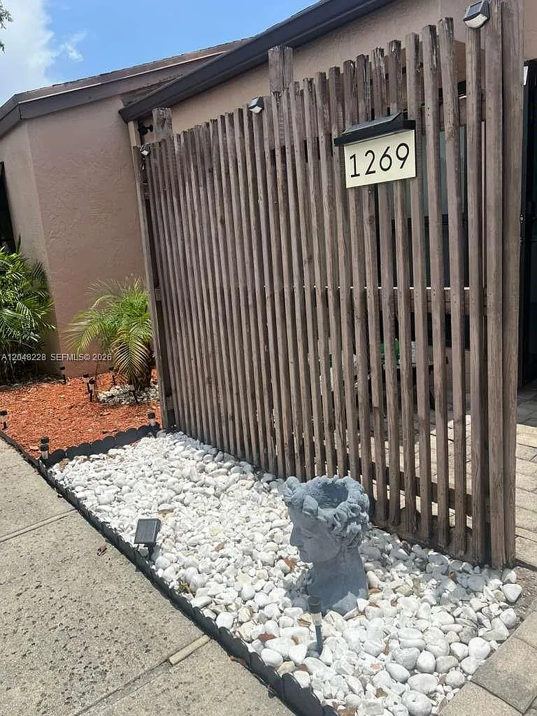 Pembroke Lakes Section Se — Photo 2
