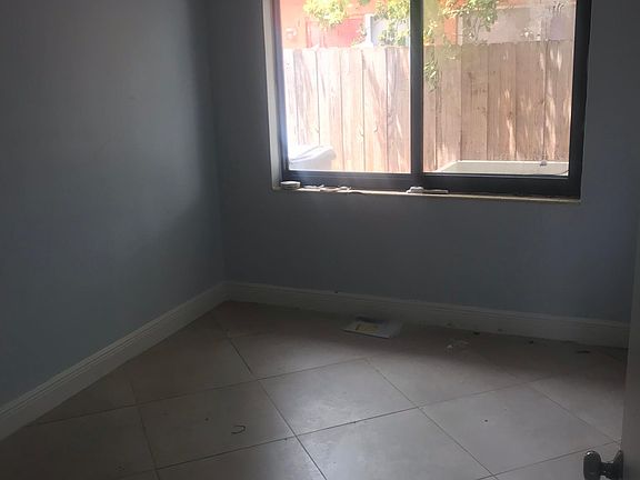 4th image of 841 SE 5th Ave