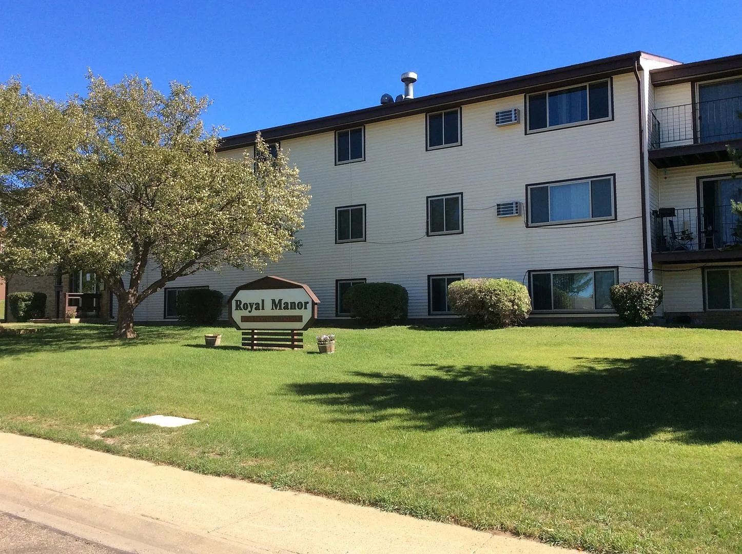 Royal Manor Apartments — Photo 1