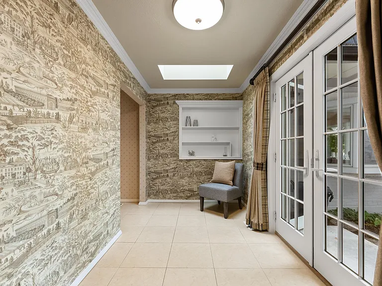 990 W Parkhill Dr — Photo 64