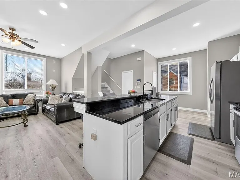 28 Columbus Square Dr — Photo 2
