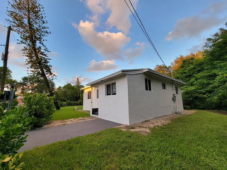 6515 NW 1st Pl — Photo 9
