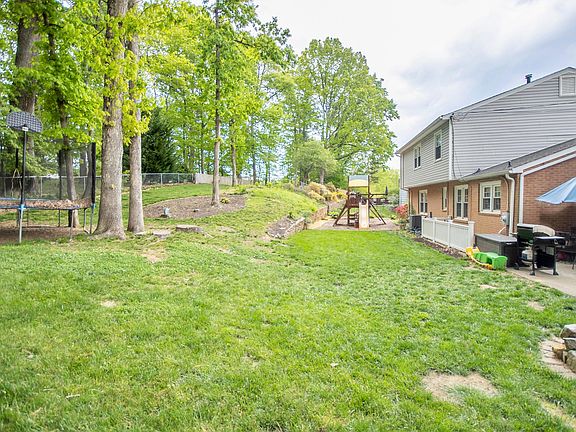 2nd image of 3915 Skylark Cir