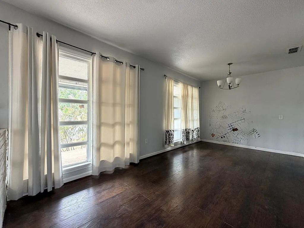 4 bed, 2.0 bath, 2048 sqft, $2,500 — Photo 3
