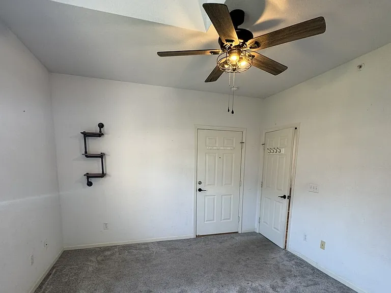 813 Holiday Rdg #H12 — Photo 8