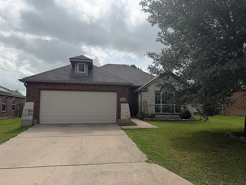 5811 Alexandria Dr