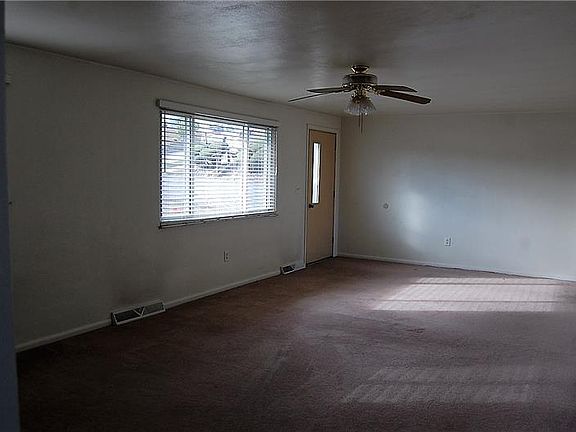 5th image of 135 Karen Pl