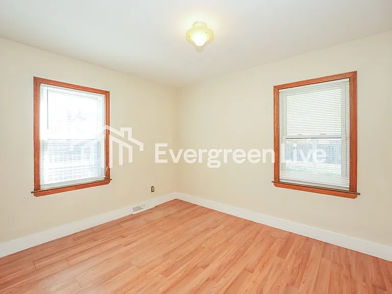 2540 E 38th St — Photo 11