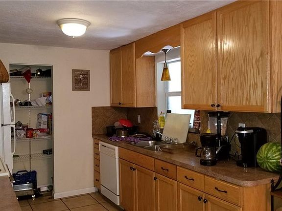 4th image of 718 Albert Ln