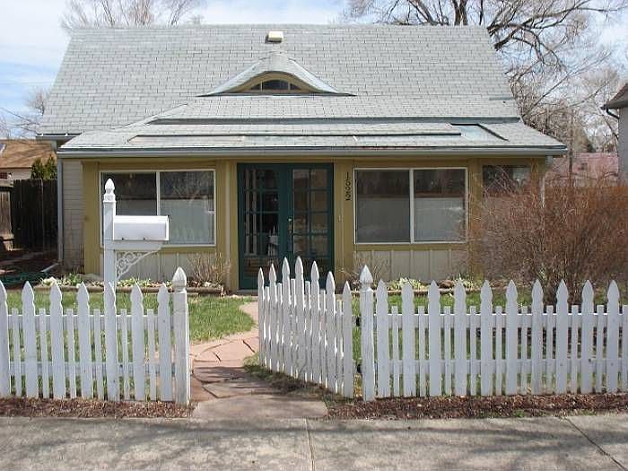 Nice curb appeal with pic
