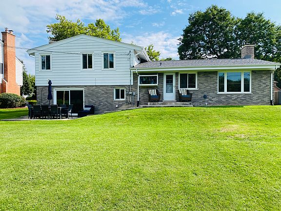 2nd image of 2424 Meadow Dr N