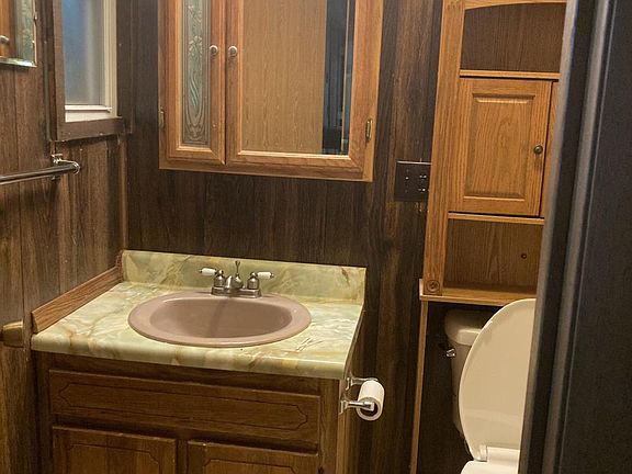 <p>One bathroom in the cabin</p>