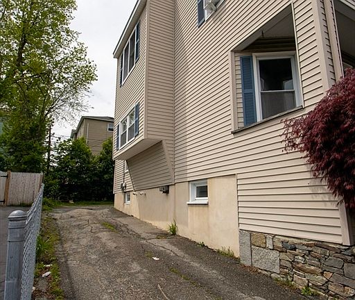 3rd image of 86 Pilgrim Ave
