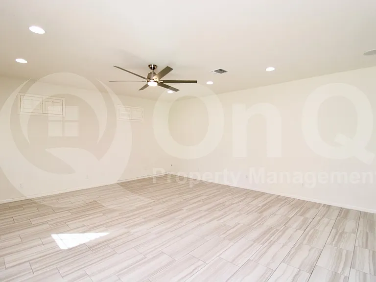 241 E Wisteria Dr — Photo 5