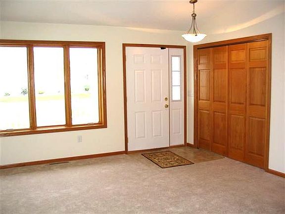 4th image of 408 Crestwood Ct SE