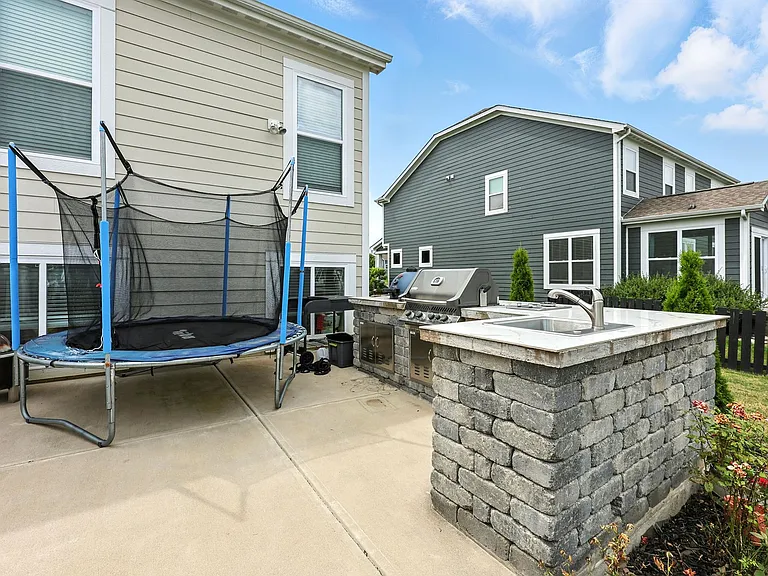 5497 Mercier St — Photo 38