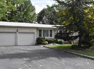 16 Lynnwood Rd, Edison, NJ 08820