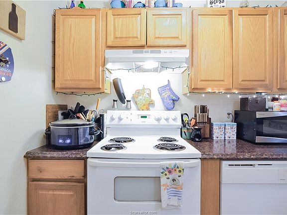 4th image of 920 Navarro Dr