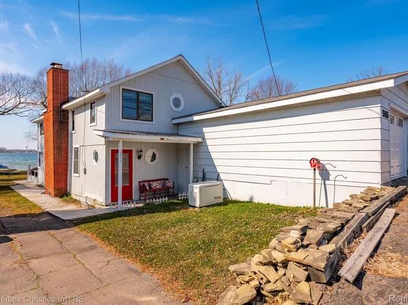 555 E Shore Dr, Whitmore Lake, MI 48189