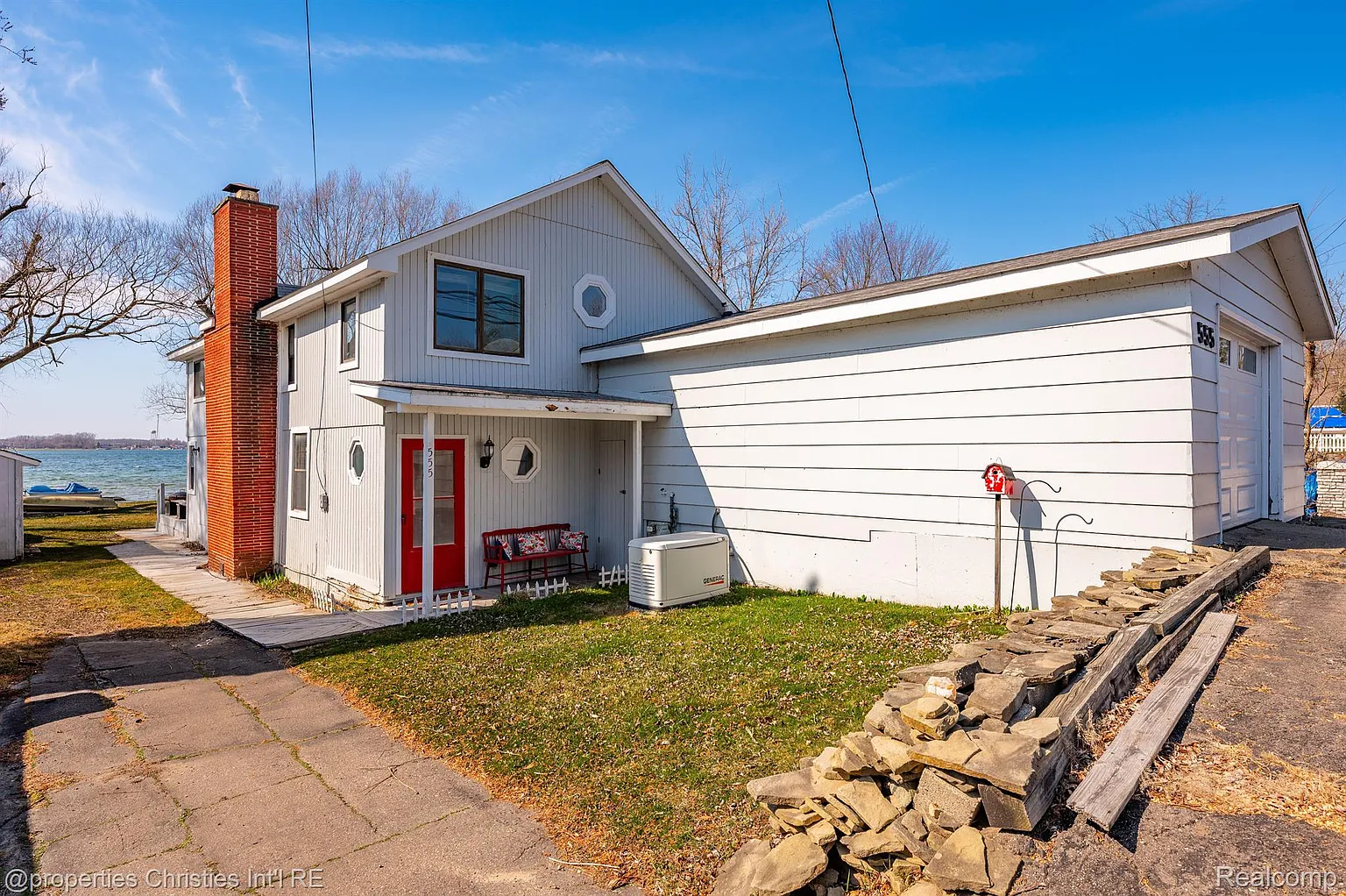 555 E Shore Dr photo 1