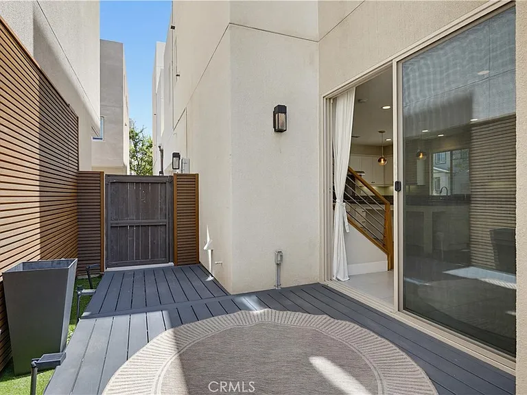 215 Carmine — Photo 11