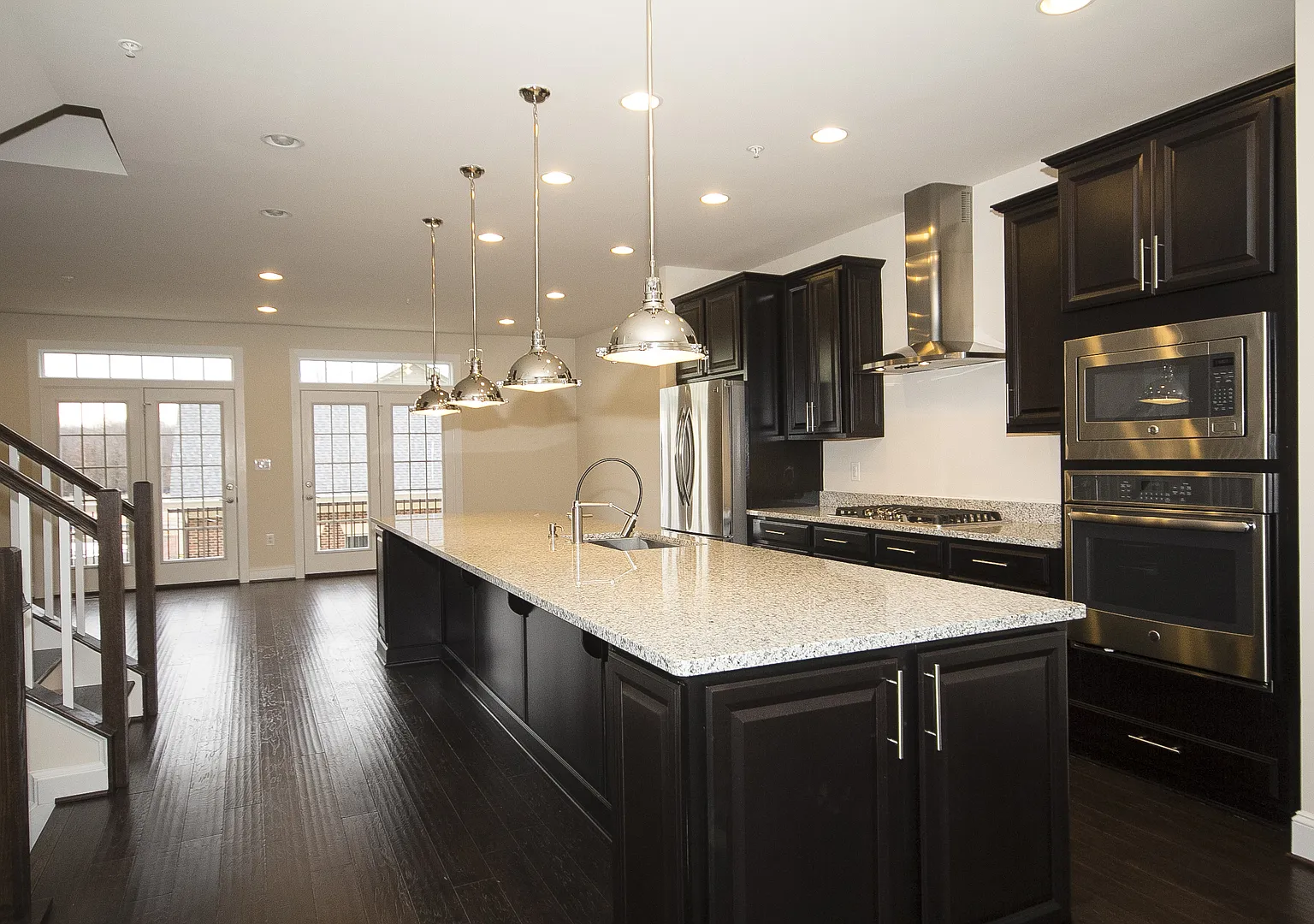 Stunning 4bd 4.5bth Garage Townhome Near Ft. Meade — Photo 2