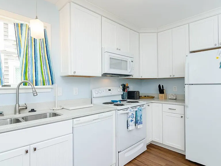 608 Waynick Blvd — Photo 10