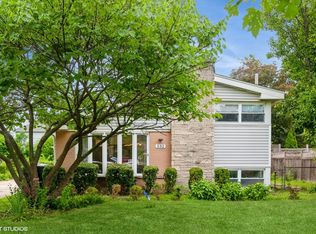 532 Warren Rd, Glenview, IL 60025